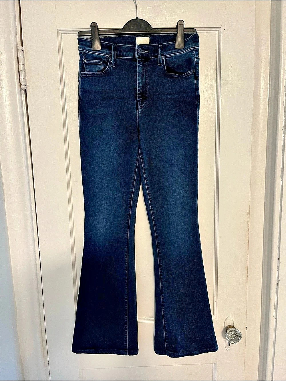 Mother The Weekender Fray Flare “chip on my shoulder” Jeans. Dark Blue, Waist 28